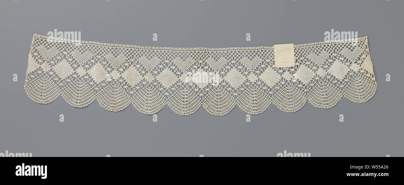 Strip of bobbin lace with fans and diamonds and hearts, Natural strip of bobbin lace: lace. The repeating pattern consists of a scalloped edge of fans above which a row of large diamonds is interspersed with smaller ones and above that a row of hearts. Zigzag tracks with spiders run around the windows. The windows are made in linen, the hearts in net. At the top of the strip the hearts are connected to each other by a straw grid. A label has been sewn onto the strip on which the handwritten text: 'Kantwerkcursus Fort de Kock 15 / 2-15 / 6-1917 Lian Fort v / d Capellen Kant no. 4'., anonymous Stock Photo