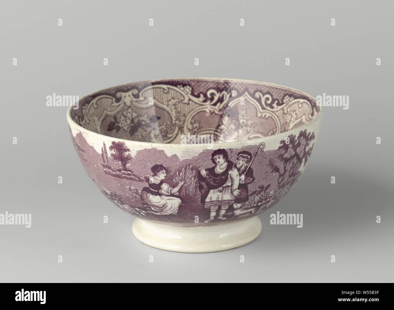 Come on foot with Ruth and Boaz, Bowl of earthenware with purple transfer decor. On the outside of the wall and the bottom of the bowl representations of Ruth and Boaz. The inside of the wall with cartouches with flowers., Petrus Regout, Maastricht, c. 1874, earthenware, h 9.7 cm × d 19.0 cm d 9.8 cm Stock Photo