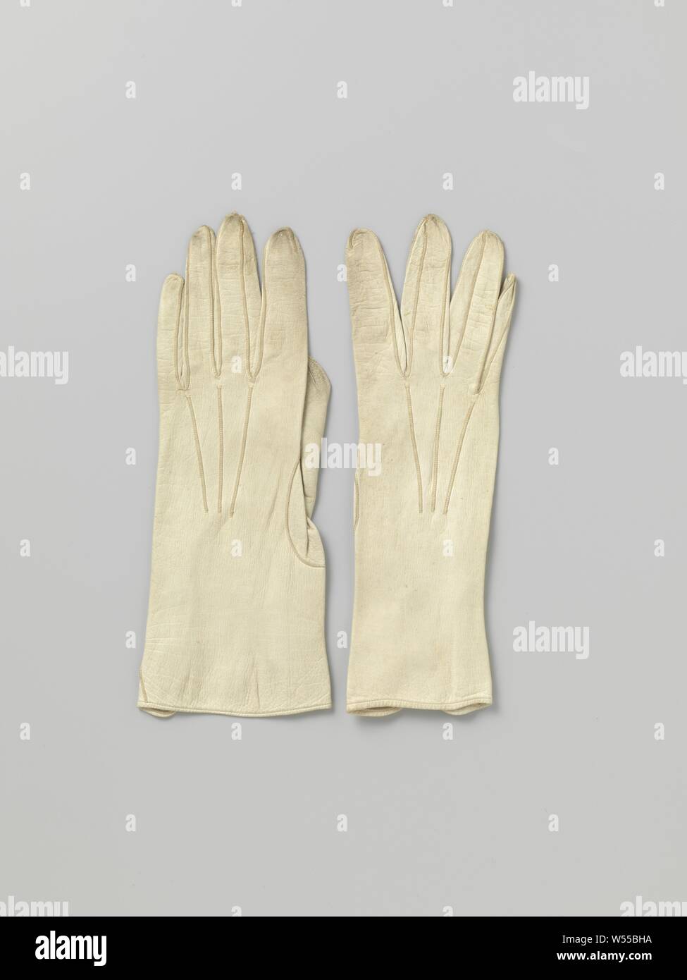 White leather glove, Right white leather glove, closure with two leather-covered snap fasteners., anonymous, West-Europa, c. 1900 - c. 1925, geheel, l 24 cm × w 9 cm Stock Photo