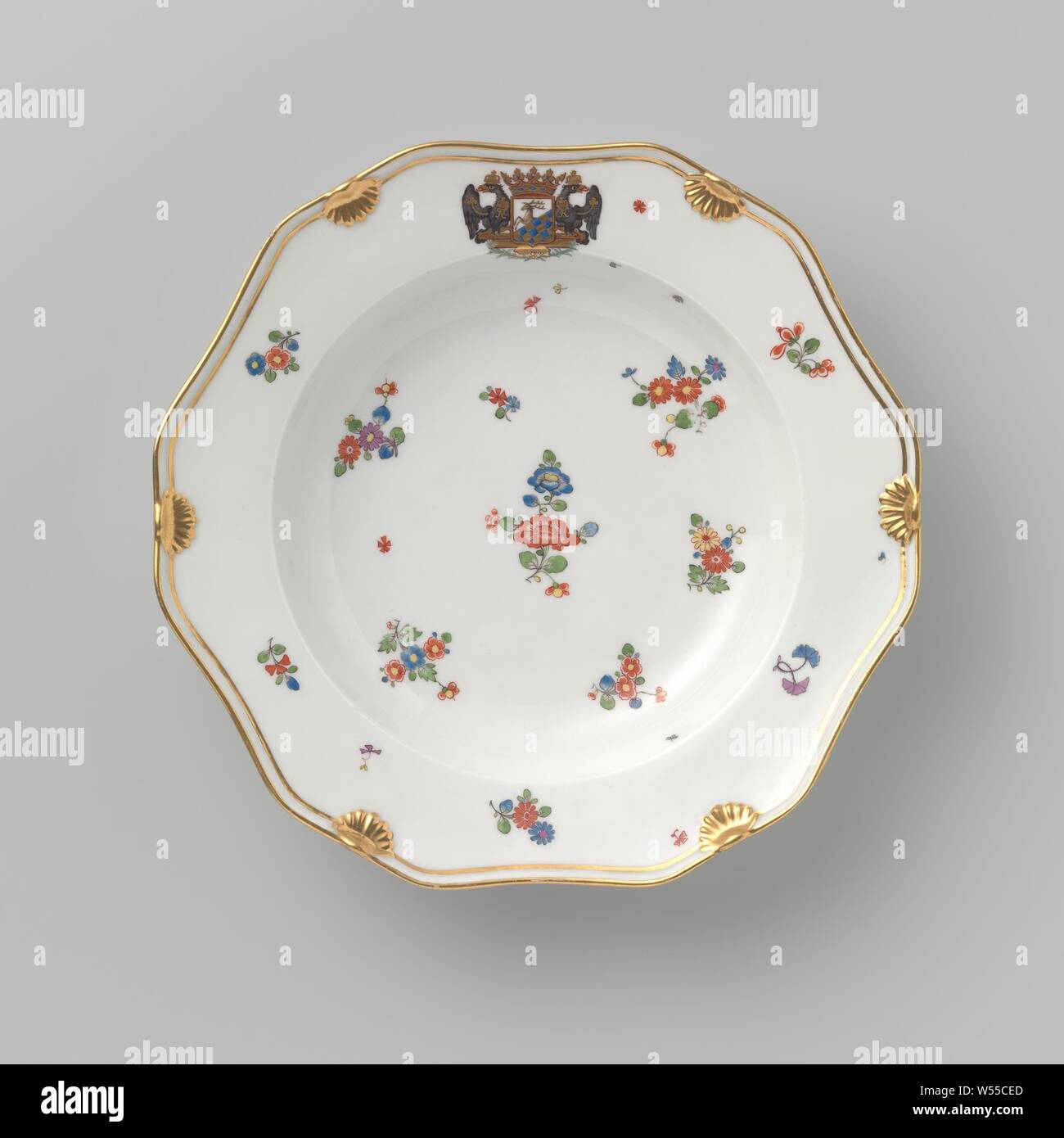 Plate with the coat of ams or Count Heinrich of Podewils and flower sprays, 12-sided porcelain plate, painted on the glaze in blue, red, pink, green, yellow, black and gold. On the shelf, the wall and the border flower branches and scatter flowers in the style of the Japanese Kakiemon porcelain. The crowned weapon of Count Heinrich von Podewils (1695-1760) on the rim. Along the edge a double golden line interrupted by six shell motifs. The rear with four scatter flowers. Marked on the bottom with the scepter and number 23., Königliche Porzellan Manufaktur, Berlin, c. 1763 - c. 1800, porcelain Stock Photo