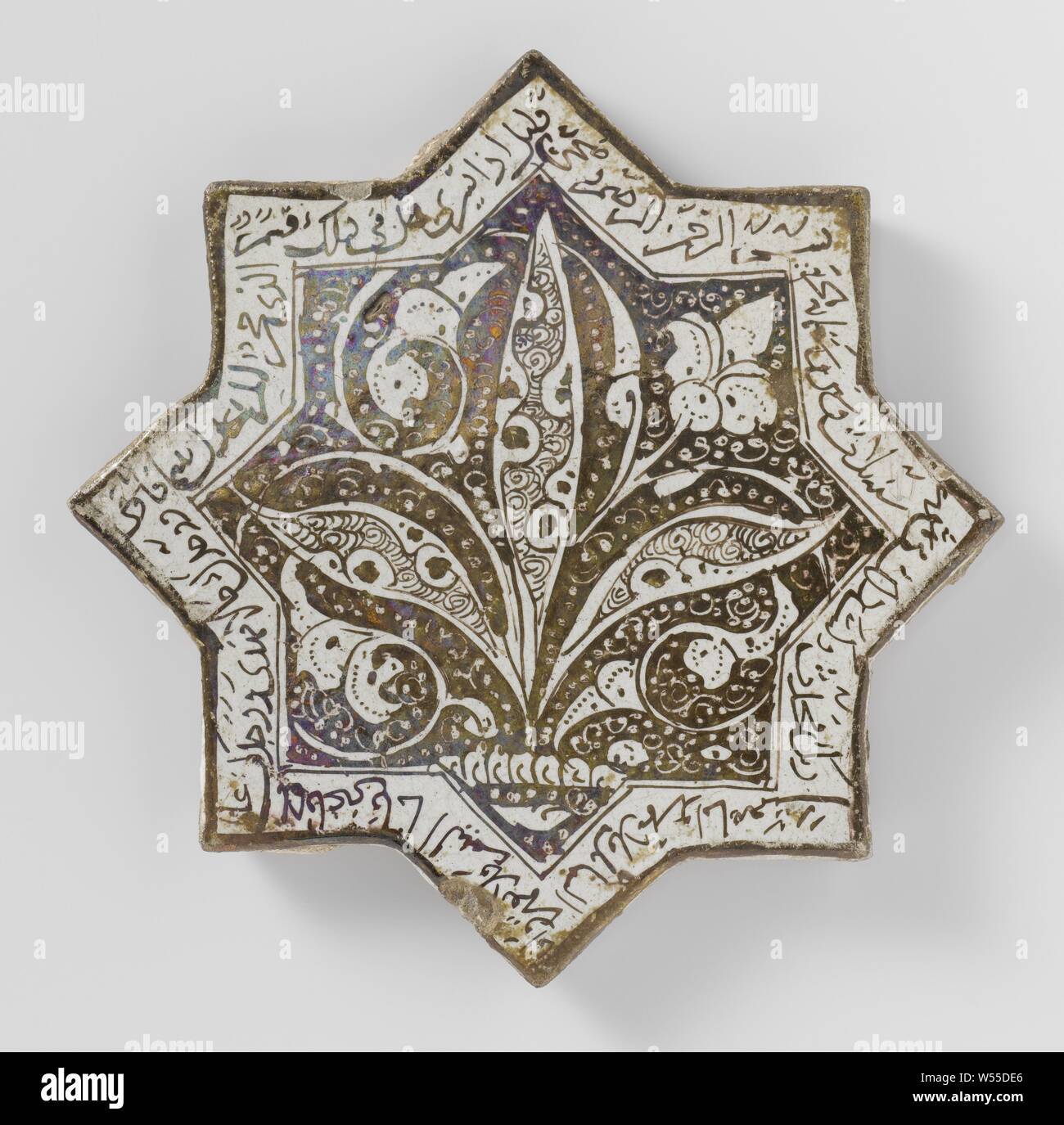 Star-shaped tile with an inscription and floral scrolls, star-shaped tile made of earthenware, painted in luster with a text in Persian or Arabic script and floral scrolls., anonymous, Kashan, c. 1262 - c. 1265, earthenware, glaze, luster (textile), vitrification, d 21 cm × t 1.5 cm Stock Photo