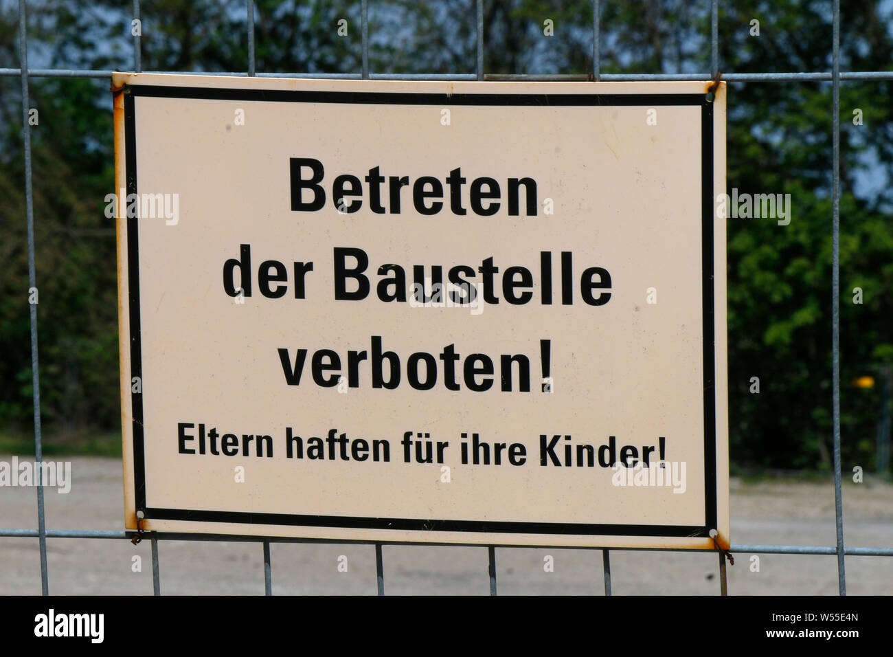 Warnschild: 'Betreten der Baustelle verboten! Eltern haften fuer ihre Kinder' (nur fuer redaktionelle Verwendung. Keine Werbung. Referenzdatenbank: ht Stock Photo