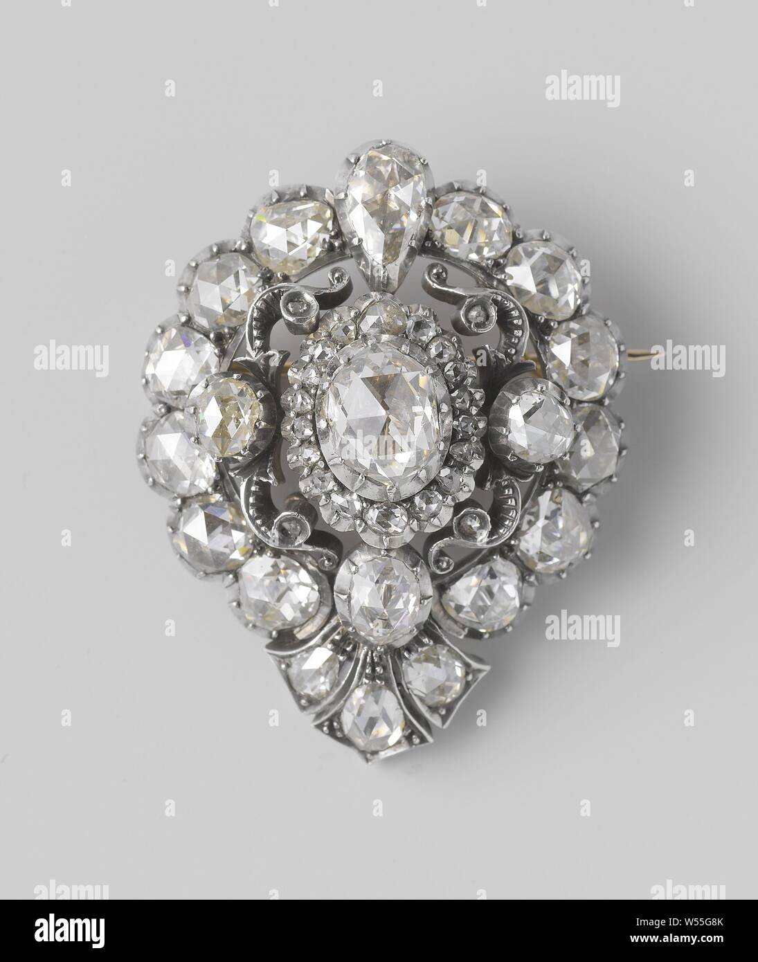 Brooch à double usage, Pear-shaped brooch of gold with 19 diamonds with a hook closure. The front is set with rose diamond, set and silver-plated. The central stone is an oval rose diamond placed in an entourage of 18 rose diamonds. From the center, tight tracks run to all sides. The ends are set with 18 different rose diamonds. The brooch includes a ring in which the central diamond can be set, and a screwdriver with a leg handle. the temple of Dagon. Pieces of a broken statue lie on the ground., William III (King of the Netherlands), anonymous, Netherlands, 1856 - 1862, gold (metal), diamond Stock Photo
