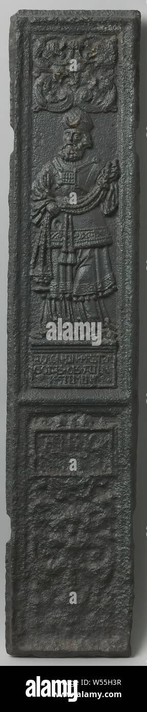 Heater plate with Aaron, Heater plate of cast iron, divided into two zones. The upper zone has a representation of a richly dressed Aaron, standing on a pedestal with inscription. Above his head is a quadrangular ornament. The lower zone has a rectangular cartouche with inscription on top, with decoration below. Both inscription and decoration are sleek and therefore not legible, Aaron (not in a biblical context), possible attributes: attributes of Aaron: censer, dressed as high priest or bishop, ointment jar, rod or flowering wall, anonymous, Germany, c. 1575 - c. 1600, iron (metal), founding Stock Photo
