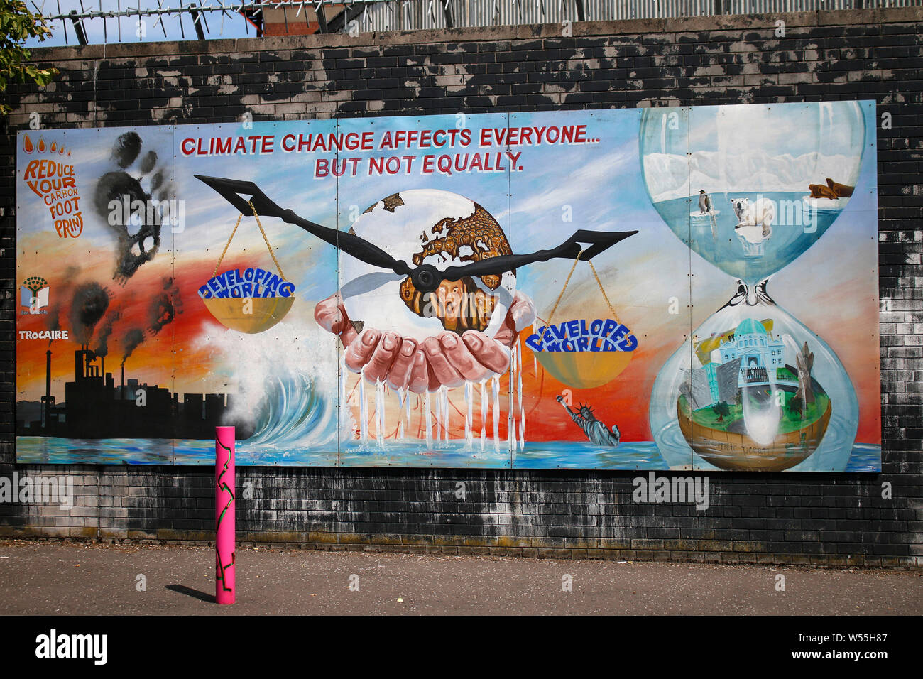 'Climate Change affects everyone, but not equally' - Impressionen: International Wall Belfast, Nordirland/ Northern Ireland  (nur fuer redaktionelle V Stock Photo
