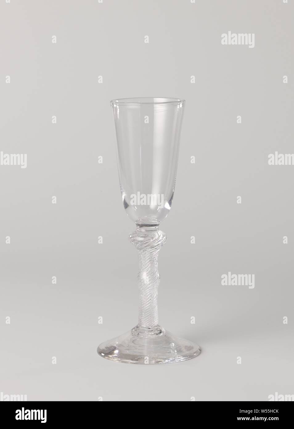 Pendulum glass with conical cup, Arched base. Baluster stem with a multiple air crank. Conical chalice rounded at the bottom. The edge of the foot is damaged., anonymous, England, c. 1750 - c. 1775, glass, glassblowing, h 19 cm × d 7.5 cm Stock Photo