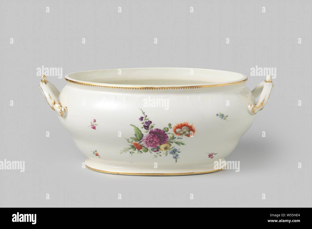 Porcelain soup tureen, porcelain soup tureen. Painted with bouquets and scattered flowers. The walls are covered with rocaill motifs in gold. The ears of rocaille leaf shapes are placed in the longitudinal axis., Manufactuur Oud-Loosdrecht, Loosdrecht, c. 1774 - c. 1784, porcelain (material), h 14.5 cm × w 38 cm × d 24 Stock Photo