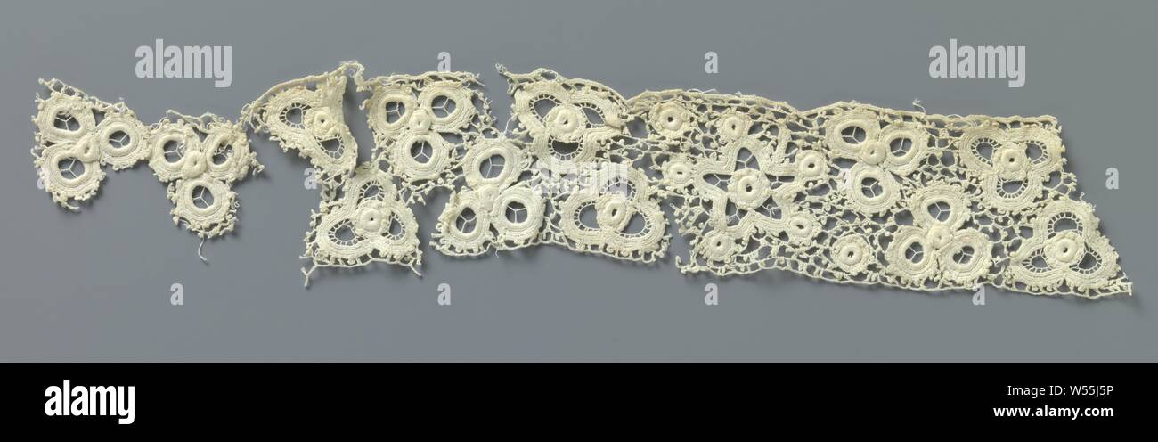 Strip crocheted lace with five-pointed stars and flowers made with open circles, Part of a strip of natural-colored Irish crocheted lace. The original, repeating pattern consists of a double row with a total of eight triangular floral patterns made with open circles, interspersed with one five-pointed star with a circle in the middle and a circle at each point. Crocheted irregular mesh with picots. Top and bottom are finished with a straight edge., anonymous, Ierland, c. 1890 - c. 1909, cotton (textile), l 35 cm × w 5.5 cm Stock Photo