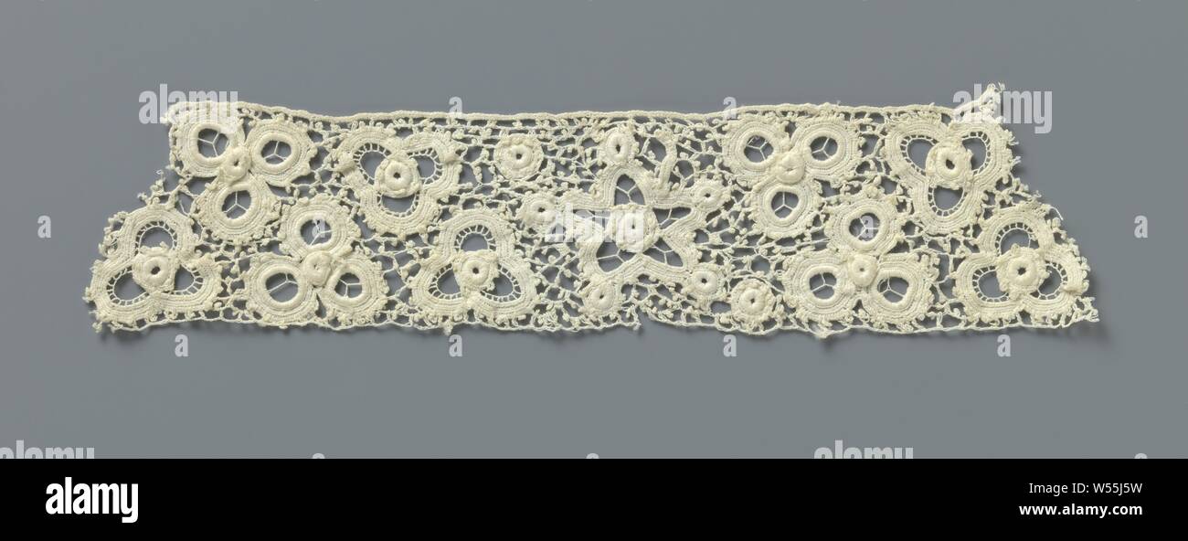 Strip crochet lace with five-pointed stars and flowers made with open circles, Part of a strip of natural-colored Irish crochet lace. The original, repeating pattern consists of a double row with a total of eight triangular floral patterns made with open circles, interspersed with a five-pointed star with a circle in the middle and a circle at each point. Crocheted irregular mesh with picots. Top and bottom are finished with a straight edge., anonymous, Ierland, c. 1890 - c. 1909, cotton (textile), l 24 cm × w 5 cm Stock Photo
