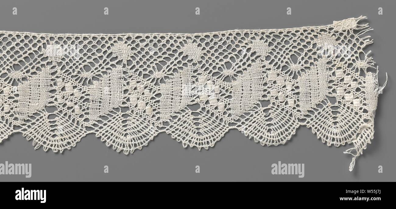 Strip of bobbin lace with zigzag and fan blades, Strip of natural-colored bobbin lace, lace-up. Symmetrical and in coarse thread. Short and wide zigzags, half matte and half blocked, are filled towards with butterflies with fan blades and on the inside with a chain of mail with spiders and cubes on them., anonymous, Le Puy-en-Velay (possibly), c. 1910 - c. 1930, linen (material), torchon lace, l 162 cm × w 7 cm ×, 3.5 cm Stock Photo