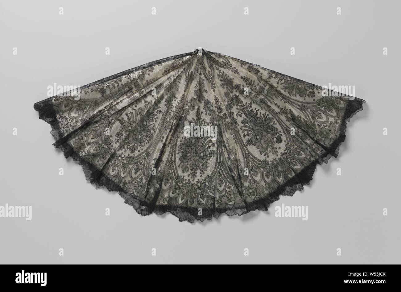 Parasol cover made of spool lace with pointed oval, Parasol cover made of black spool lace: Chantilly lace. There are pointed oval fields on eight sectors with an empty mesh stock, flanked by narrow pointed oval. The contours consist partly of ivy bars, partly of moldings, the fillings consist of a flower jug. Heart-shaped medallions and an edge of oak leaves form wide scallops, a rose encased in two leaves forms small scallops. On the top is a separate pumpkin from the same side., anonymous, Belgium, c. 1850 - c. 1870, silk, bobbin lace, d 68 cm Stock Photo