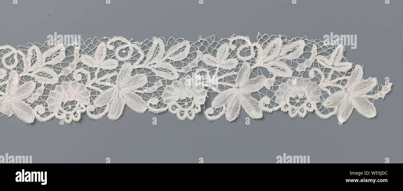 Strip of bobbin lace with five-leaf, Strip of natural-colored bobbin lace, fine Bruges floral arrangements. On an open bar stock there are concentric u-shapes with a running pattern of branches, with an anemone, a five-leaf and a bunch of three almond-shaped fruits or leaves., anonymous, Bruges (possibly), c. 1890, linen (material), bobbin lace, l 44 cm × w 10 cm Stock Photo