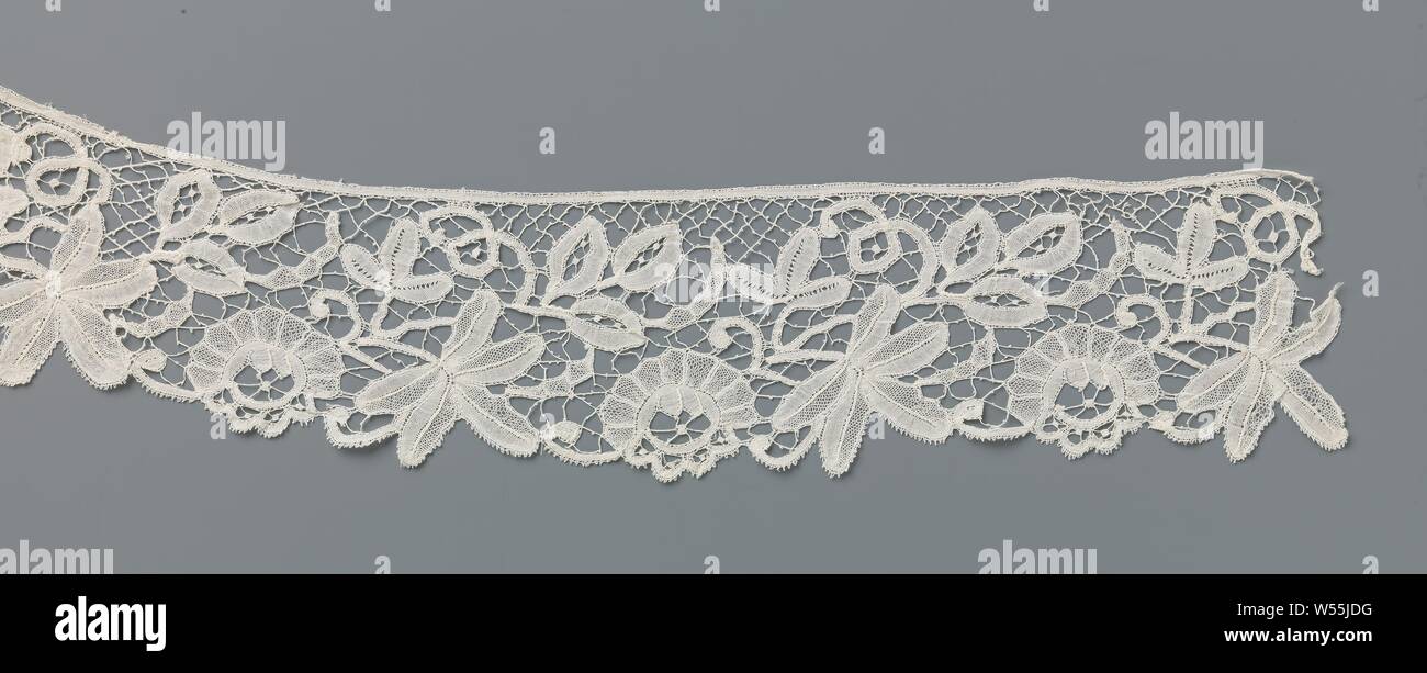 Strip of bobbin lace with five-leaf, Strip of natural-colored bobbin lace, fine Bruges floral arrangements. On an open bar stock there are concentric u-shapes with a running pattern of branches, with an anemone, a five-leaf and a bunch of three almond-shaped fruits or leaves., anonymous, Bruges (possibly), c. 1890, linen (material), bobbin lace, l 47 cm × w 9 cm Stock Photo