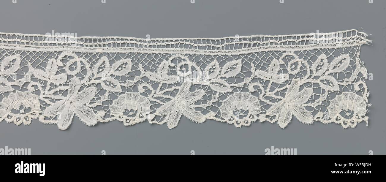 Strip of bobbin lace with five-leaf, Strip of natural-colored bobbin lace, fine Bruges flower arrangements. On an open bar bottom there are concentric u-shapes with a running pattern of branches, with an anemone, a five-leaf and a bunch of three almond-shaped fruits or leaves., anonymous, Bruges (possibly), c. 1890, linen (material), bobbin lace, l 490 cm × w 11 cm Stock Photo