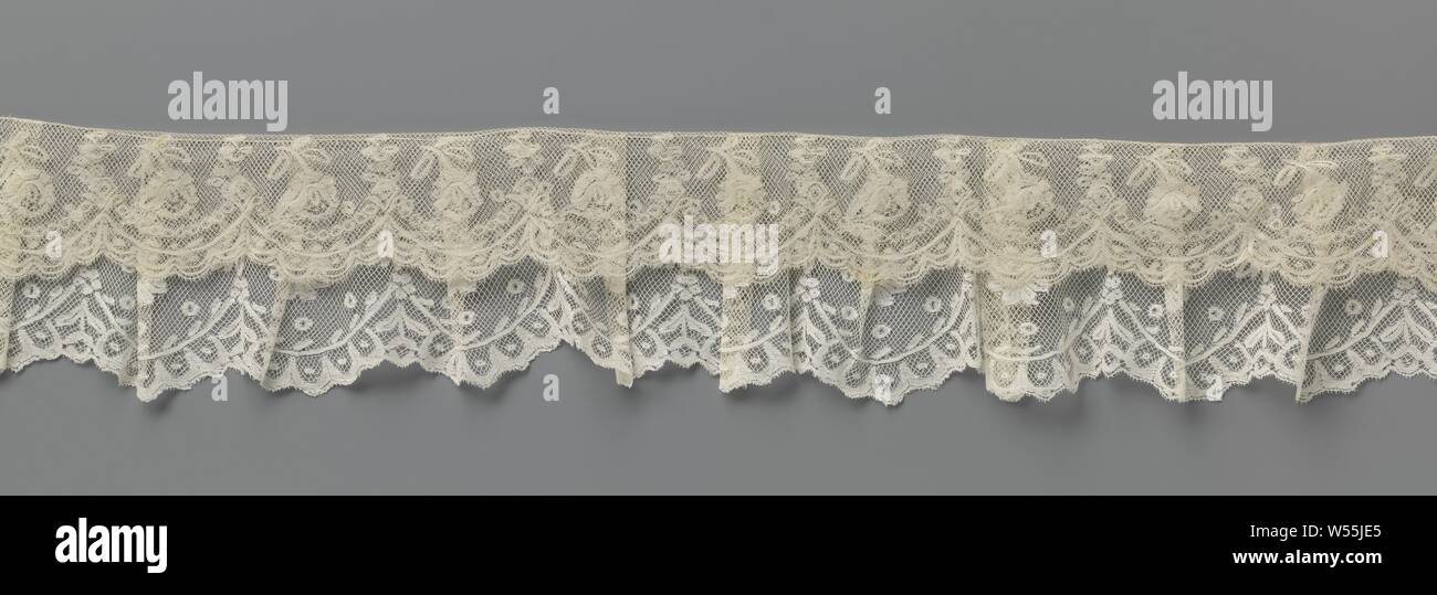 Strip bobbin lace with pearl frame and flower spigot, Natural bobbin lace strip: Valenciennes lace. Fine symmetrical arches with pearls and flower sprays on a coarse grid. Valenciennes lace., anonymous, Sluis (possibly), c. 1875 - c. 1899, linen (material), Valenciennes lace, l 335 cm × w 8.5 cm ×, 7.5 cm Stock Photo