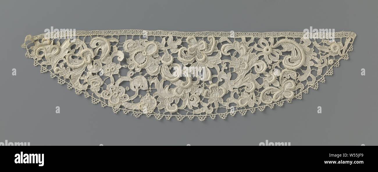 Cuff of needle lace with bows, Cuff of natural colored needle lace: Venetian embossed lace. On a very open bar soil there are irregular volute drinks with leaf leaves and multifarious flowers. List of triangles., anonymous, Venice (possibly), c. 1600 - c. 1699 and/or c. 1875 - c. 1909, linen (material), Venetian raised work, l 45 cm × w 12 cm Stock Photo
