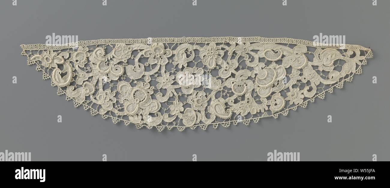 Needle lace cuff with bows, Natural colored needle lace cuff: Venetian embossed lace. On a very open bar soil there are irregular volute drinks with leaf leaves and multifarious flowers. List of triangles., anonymous, Venice (possibly), c. 1600 - c. 1699 and/or c. 1875 - c. 1909, linen (material), Venetian raised work, l 45 cm × w 12 cm Stock Photo