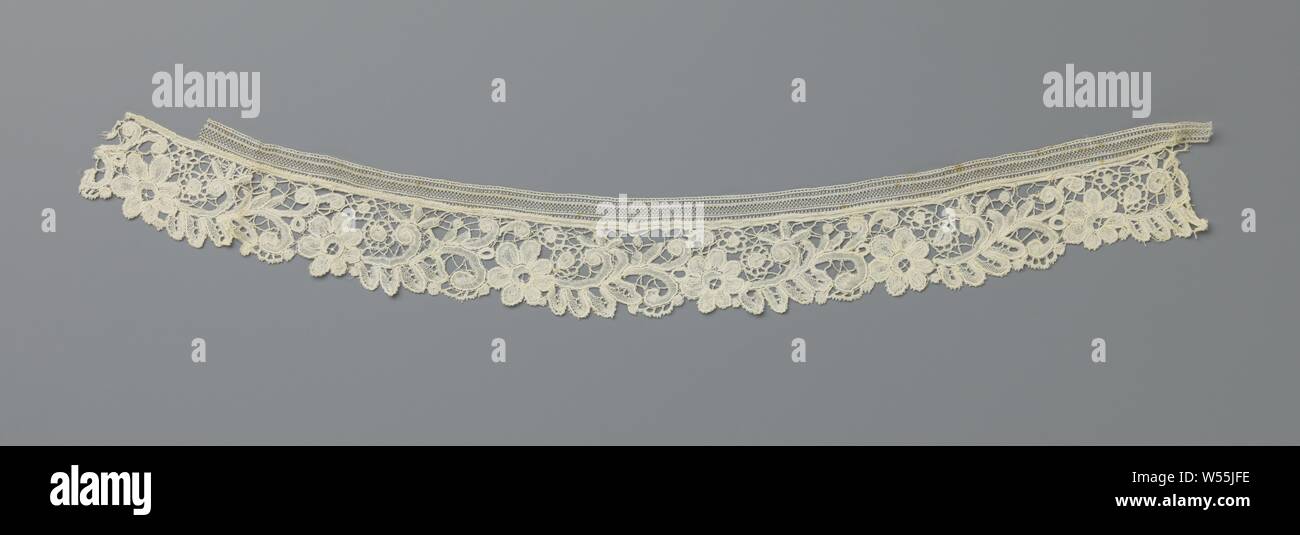 Strip of bobbin lace with volute drinks and rosettes, Strip of natural-colored bobbin lace: Duchesse lace. On a braided ground is a running pattern of branched volute drinks with incised leaves and rosettes, which form the scallops., anonymous, Netherlands (possibly), c. 1875 - c. 1899, linen (material), bobbin lace, l 43.5 cm × w 5 cm ×, 7.5 cm Stock Photo
