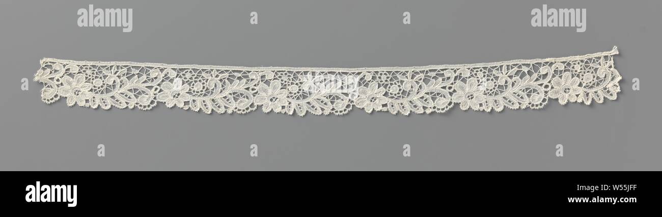 Strip spool lace with volute drinks and rosettes, Natural spool lace strip: duchesse lace. On a braided ground is a running pattern of branched volute drinks with incised leaves and rosettes, which form the scallops., anonymous, Netherlands, c. 1875 - c. 1899, linen (material), bobbin lace, l 45.5 cm × w 4 cm Stock Photo