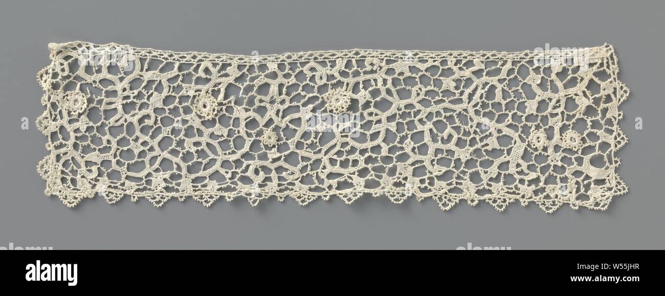 Cuff of needle lace with bud shaped flowers, Cuff of natural colored needle lace: Venetian rose lace. Bar soil that forms regular six-sided meshes, with thin branches with bud-shaped flowers and here and there a relief rose., anonymous, Venice, c. 1690 - c. 1699, linen (material), Venetian rose point, l 20 cm × w 6 cm Stock Photo