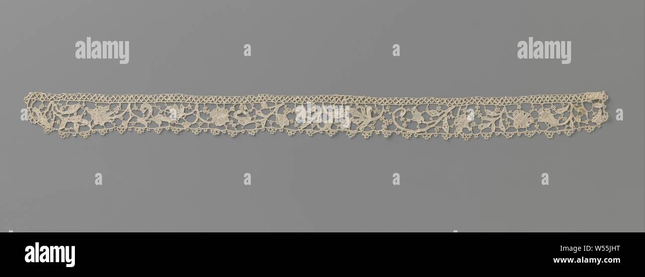 Strip of needle lace with stems and palmetal flowers, Strip of natural colored needle lace: flat Venetian lace. On an open bar of ground, decorated with cogs, are truncated stems on which carefully detailed palm flowers grow. A straight exterior in turn shows triangles and some arcs., anonymous, Venice, c. 1700, linen (material), flat Venetian (needle point), l 46 cm × w 3 cm Stock Photo