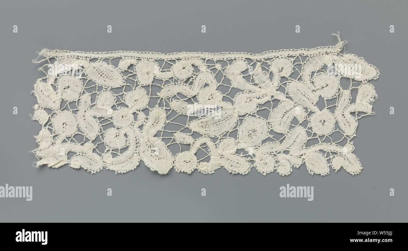 Strip of spool lace with simple flowers and leaves, Natural spool of lace strip: duchesse lace. Simply designed flower and leaf motifs and volutes are connected by a braided soil. Along the edge, among other things, a pointed oval with two curly leaves., anonymous, Belgium, c. 1900 - c. 1924, linen (material), bobbin lace, l 24 cm × w 9 cm Stock Photo