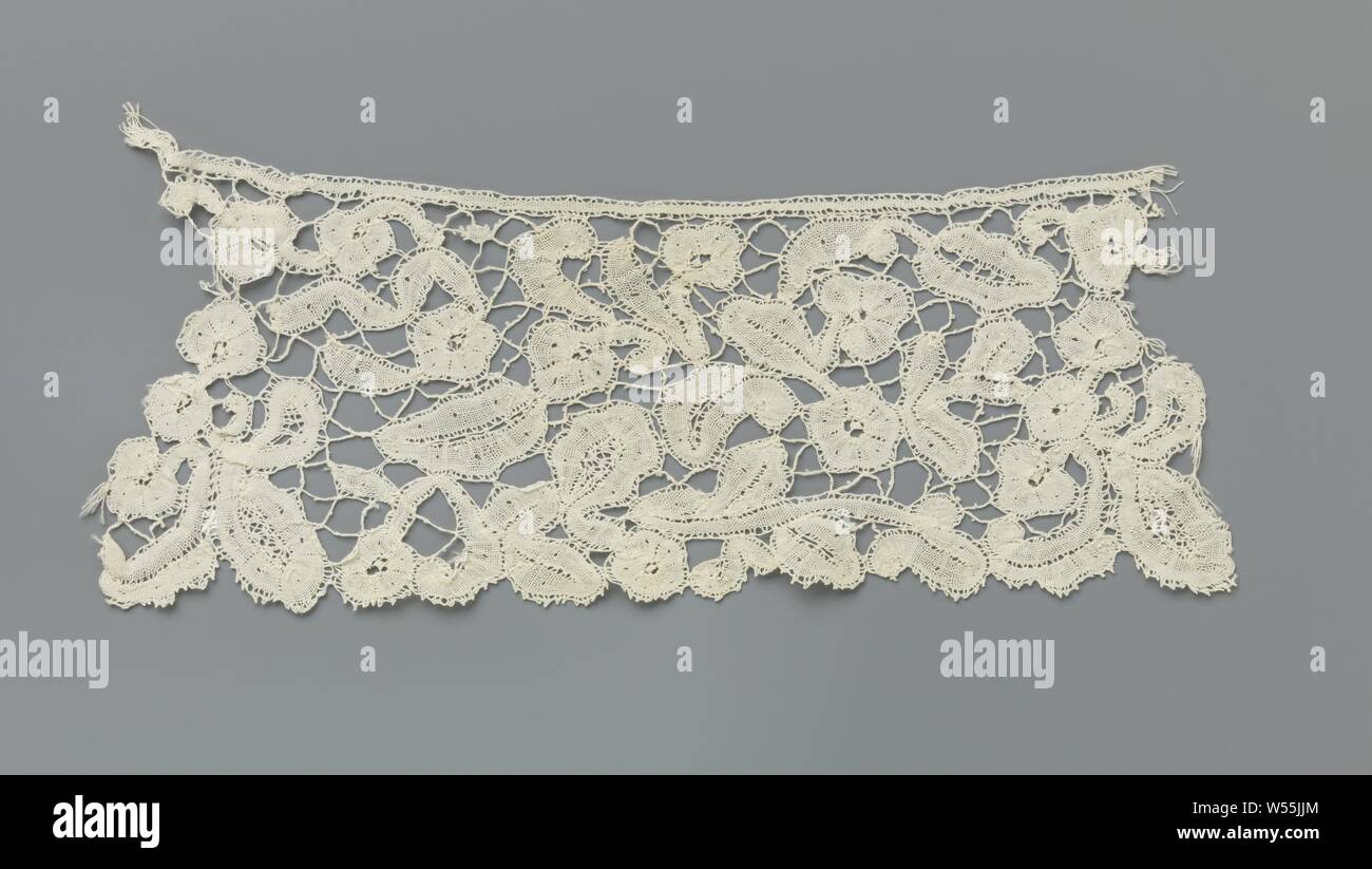Strip of bobbin lace with simple flowers and leaves, Strip of natural-colored bobbin lace: duchesse lace. Simply designed flower and leaf motifs and volutes are connected by a braided soil. Along the edge, among other things, a pointed oval with two curly leaves., anonymous, Belgium, c. 1900 - c. 1924, linen (material), bobbin lace, l 23 cm × w 9 cm Stock Photo