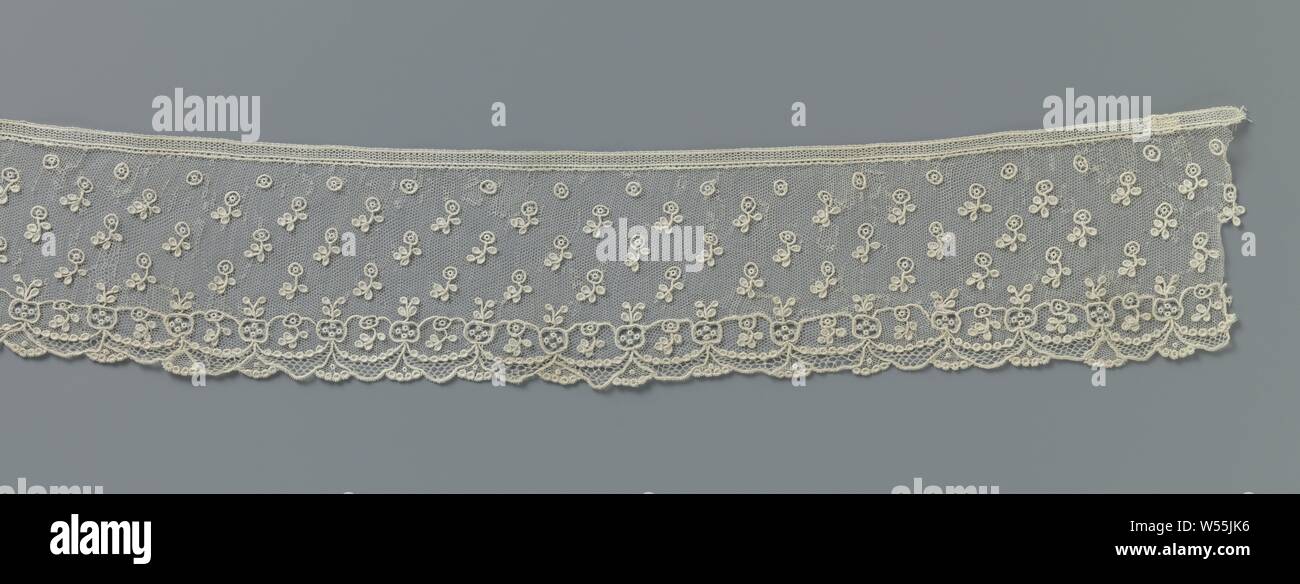 Strip of needle lace with falling blossoms, On the field there are circular flowers placed in oblique rows with a hanging twig. Standing arches, supported by round medallions, form a border together with a triple arch sling. Alençon side, anonymous, France, c. 1780 - c. 1790, linen (material), Alençon lace, l 125 cm × w 8 cm Stock Photo