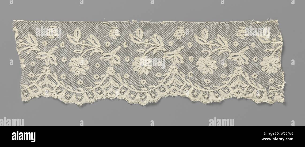 Strip of bobbin lace with goddessed shells, Natural strip of bobbin lace: Valenciennes lace. Pattern with goddess semi-circular scallops, above which a hanging daisy among 'sequins'., anonymous, Belgium (possibly), c. 1875 - c. 1899, linen (material), Valenciennes lace, l 42 cm × w 13.5 cm ×, 11 cm Stock Photo