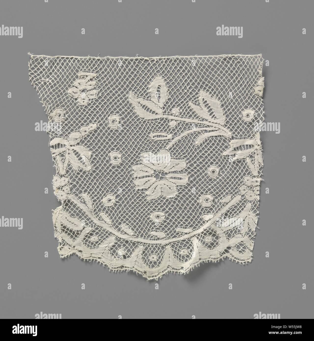 Strip of bobbin lace with goddessed shells, Natural strip of bobbin lace: Valenciennes lace. Pattern with goddess semi-circular scallops, above which a hanging daisy among 'sequins'., anonymous, Belgium (possibly), c. 1875 - c. 1899, linen (material), Valenciennes lace, l 13 cm × w 13.5 cm ×, 11 cm Stock Photo