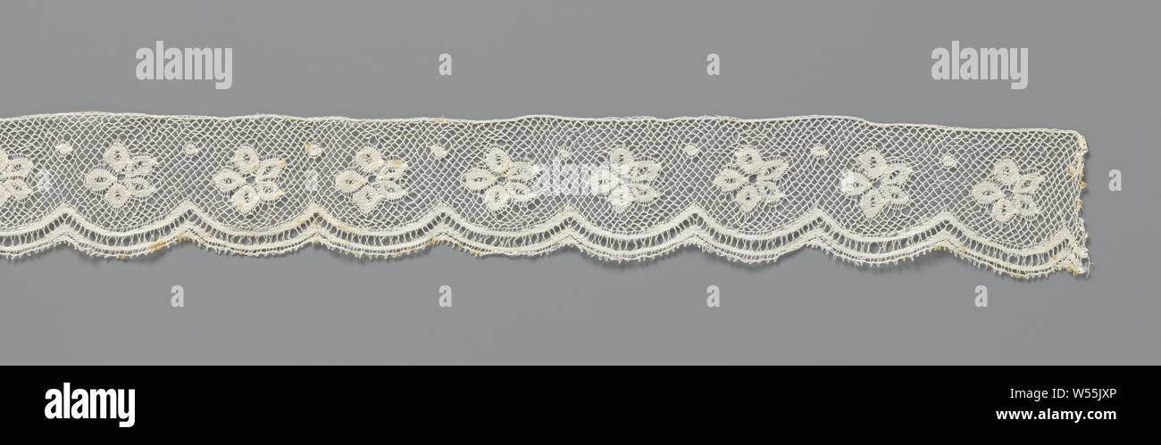 Strip of spool lace with rosette flower and dot, Strip of natural spool of lace: Valenciennes lace. Repetitive motif with rosette flower and dot on a square Valenciennes ground. Under the flowers a regular scallop edge. The top is finished with a straight edge., anonymous, Belgium, c. 1880 - c. 1910, linen (material), Valenciennes lace, l 100 cm × w 5 cm ×, 4 cm Stock Photo