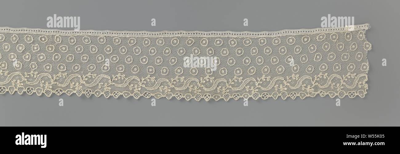 Strip of needle lace with eyelet pattern, Strip of natural colored needle lace: Alençon lace. The midfield shows a coarse, the edge a fine mesh soil. The field is filled with sprinkled eyes. The transition is formed by double garlands, one of which consists of a ribbon, the other of a branch with leaves. Fine scallop border of circles with various decorative stitches., anonymous, France, c. 1790 - c. 1799, linen (material), Alençon lace, l 260 cm × w 8 cm ×, 1 cm Stock Photo