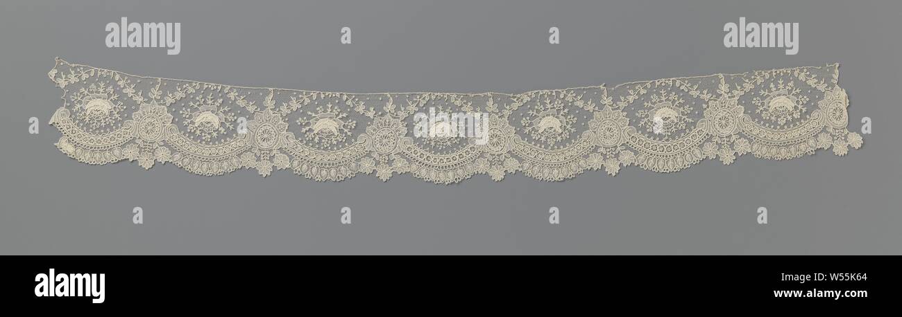 Strip of needle lace with hanging hearts, Strip of natural colored needle lace: Brussels lace. The repeating pattern consists of large semicircular shells formed by connected c-volutes. Above each volute is a single rose with a halo of short twigs with berries. The switching points between the volutes are formed by oval medallions, which are decorated with a leaf crown. From the leaf crown comes a fine sling that runs with a bow over the rose to the next medallion. The scallop edge is formed by hanging heart-shaped leaves under the volutes, alternating with three hanging daisies below Stock Photo
