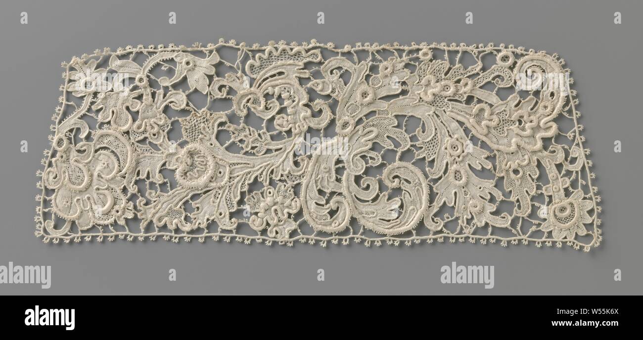 Cuff made of needle lace with large palm flower, Cuff made of natural colored needle lace: Venetian embossed lace. On a bar of ground unrelated, some richly branched feathered leaves and a very large palm flower are grouped together., anonymous, Bayeux (possibly), c. 1800 - c. 1899, linen (material), Venetian raised work, l 24 cm × w 9 cm Stock Photo