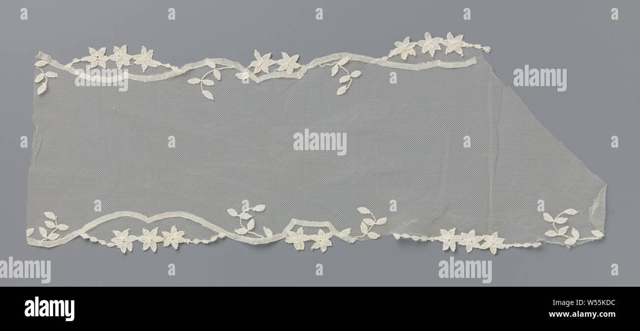 Strip application side of machine ribbon lace with star flowers on machine tulle, Strip of natural colored machine side: machine ribbon side. Possibly associated with the slip of an echarpe. Flat scallop border, formed by a smooth frame and star flowers., anonymous, Belgium, c. 1920, linen (material), cotton (textile), l 64 cm × w 21 cm Stock Photo