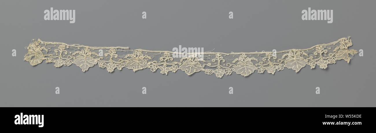 Strip of needle lace with ivy leaves, Large vine leaves of a standing straight twig are interspersed with ditto twig from which three violets hang downwards. Point de gaze de Bruxelles., anonymous, Brussels, c. 1850, linen (material), l 36 cm × w 3 cm ×, 6 cm Stock Photo