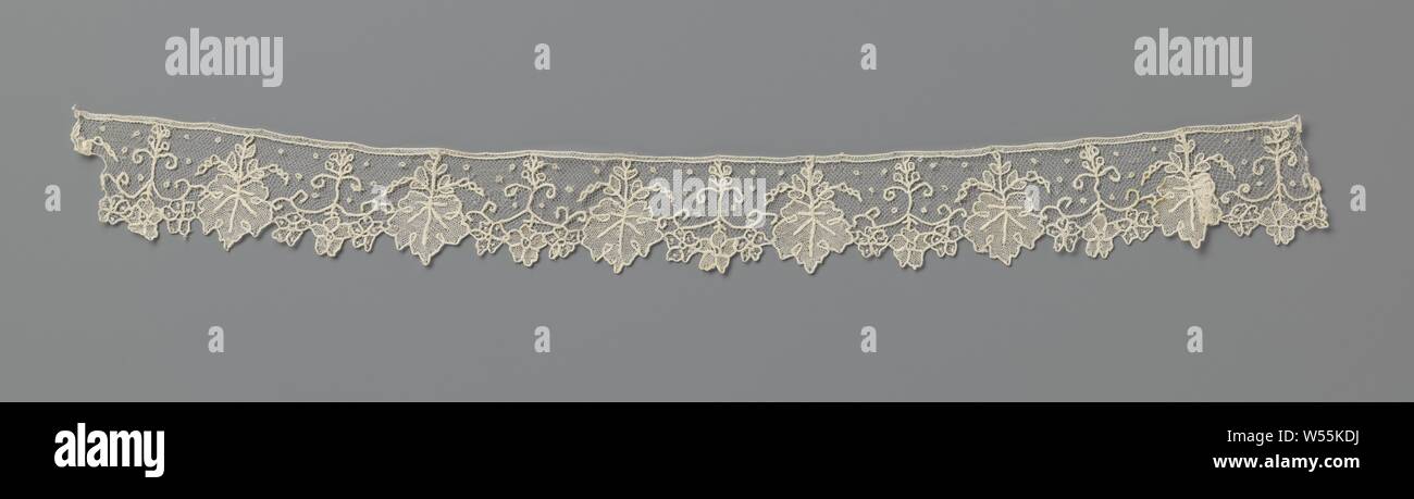 Strip of needle lace with ivy leaves, Large vine leaves of a standing straight twig are alternated with ditto twig from which three violets hang downwards. Point de gaze de Bruxelles., anonymous, Brussels, c. 1850, linen (material), l 37 cm × w 3.5 cm ×, 6 cm Stock Photo