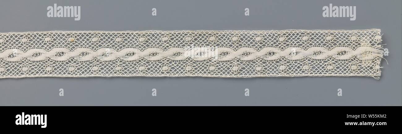 Bobbin lace insert with twisted bands, Spacer of natural-colored bobbin lace, Valenciennes lace. Against a background covered with fruit, two twisted bands run in the middle., 's-Gravenmoersche Kantvereniging, 's Gravenmoer, c. 1920 - c. 1929, linen (material), Valenciennes lace, l 112 cm × w 2.5 cm ×, 1.3 cm Stock Photo