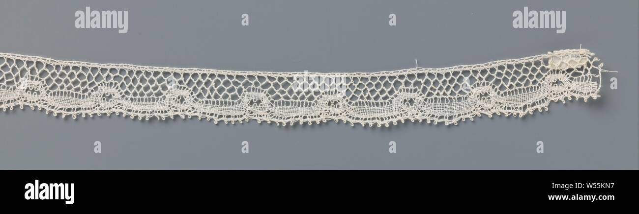 Handkerchief strip of spool lace with stretched scallops, Handkerchief strip of natural color spool lace, Valenciennes lace. Along a chain of mail runs a border of elongated scallops, which are formed by a band with loops. Valenciennes., 's-Gravenmoersche Kantvereniging, 's Gravenmoer, c. 1920 - c. 1929, linen (material), Valenciennes lace, l 160 cm × w 1.5 cm ×, 2.5 cm Stock Photo