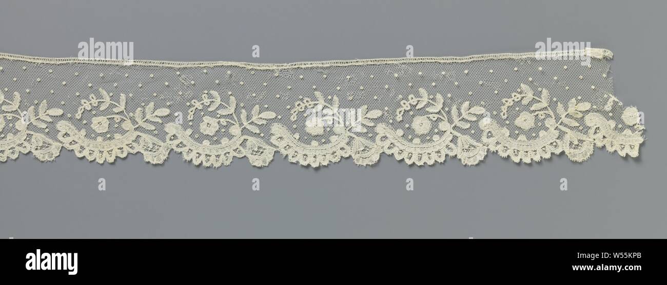 Strip application side with campanes, Strip natural color application side, bobbin lace appliqued on machine grommet. On a moss-strewn fond are semicircular scallops with a border of campanes, a bellflower hanging to the right and a curving twig that grows to the left., anonymous, Brussels (possibly), c. 1890, linen (material), l 106 cm × w 7 cm ×, 6.5 cm Stock Photo