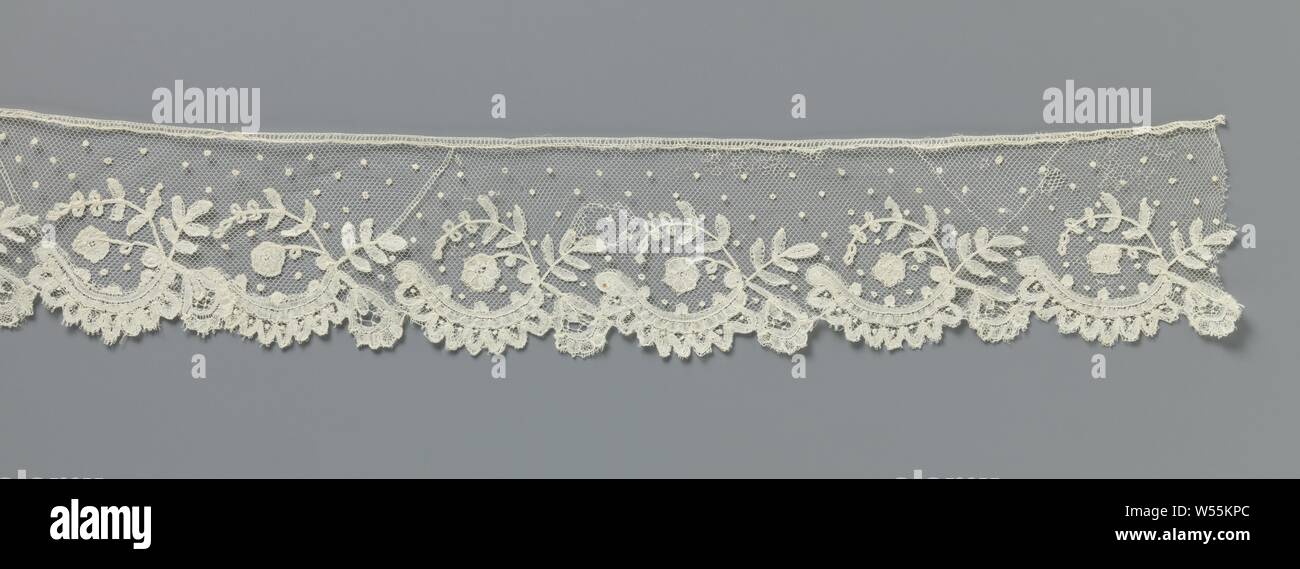 Strip of application side with campanes, Strip of natural colored application side : bobbin lace appliqued on machine grommet. There are semicircular scallops with a border of campanes, a bellflower hanging to the right and a curving twig that grows to the left., anonymous, Brussels (possibly), c. 1890, linen (material), l 102 cm × w 7 cm ×, 6.5 cm Stock Photo