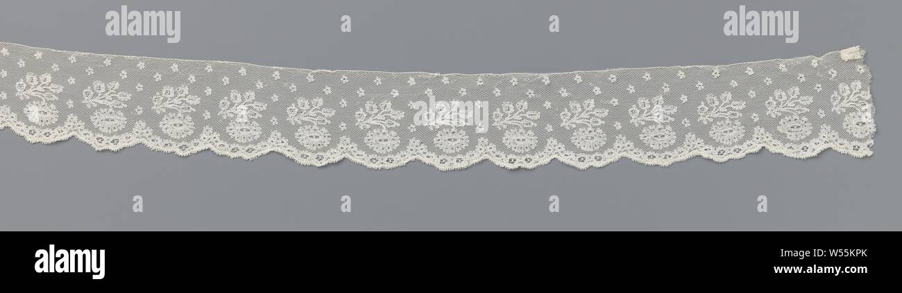 Edged Bobbin Lace with Geometric Pattern Height 6.5 cm Piece 10