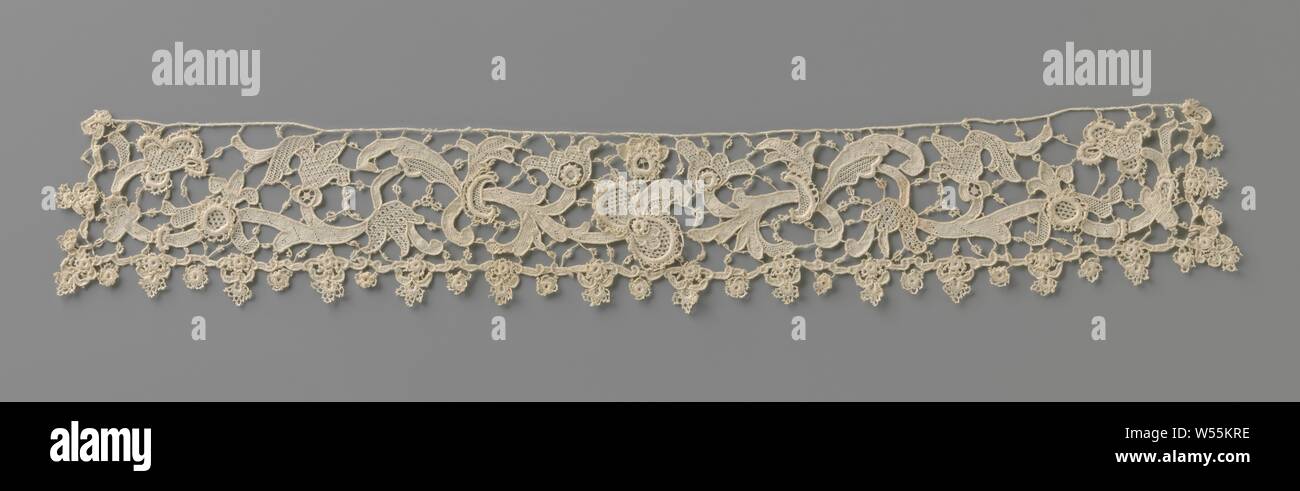 Collar of needle lace with rose border, Collar of natural colored needle lace: Venetian rose lace. A symmetrical tendril pattern contrasts with an open bar soil. On the tendrils, medium-sized flowers with lots of roses. Float-sided finish of fine and very detailed palmettes and florets., anonymous, Burano, c. 1875 - c. 1910, linen (material), Venetian rose point, l 38 cm × w 6 cm Stock Photo
