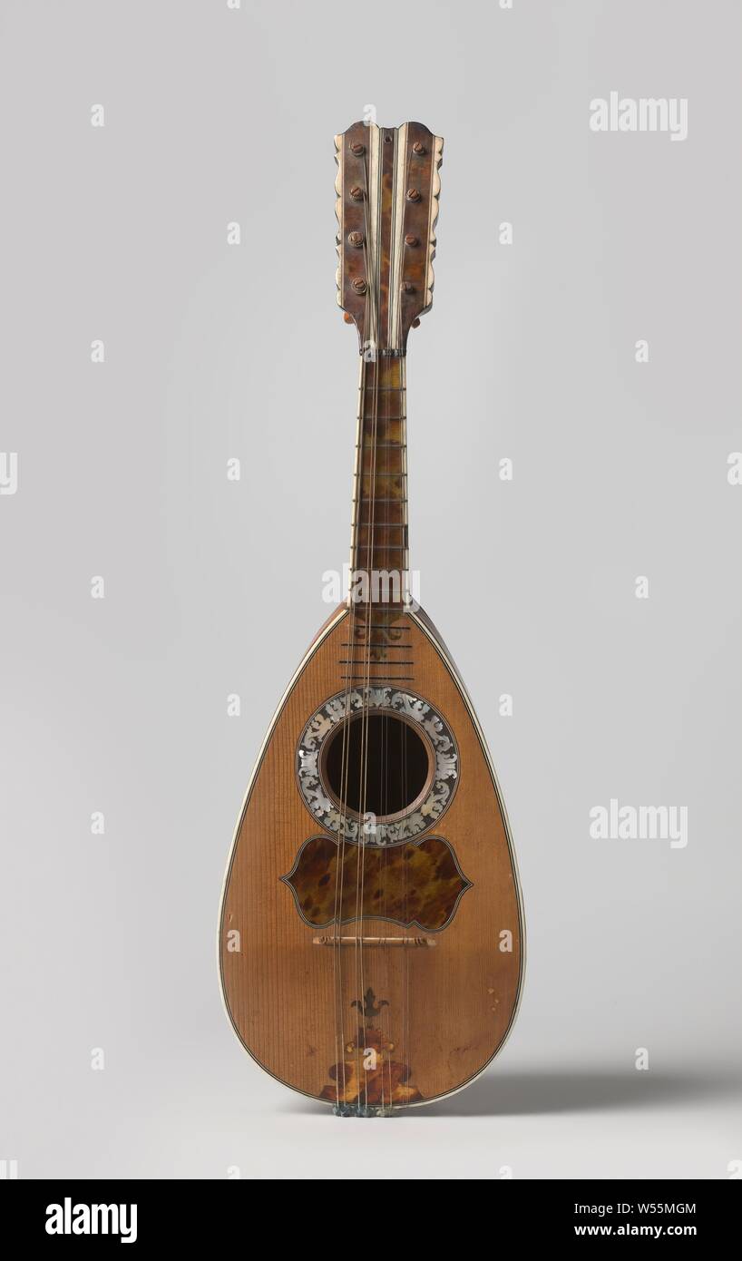 Mandolin with turtle and mother-of-pearl inlaid, anonymous, 1700 - 1799, wood (plant material), h 58.5 cm × w 17.6 cm × d 12.5 cm Stock Photo