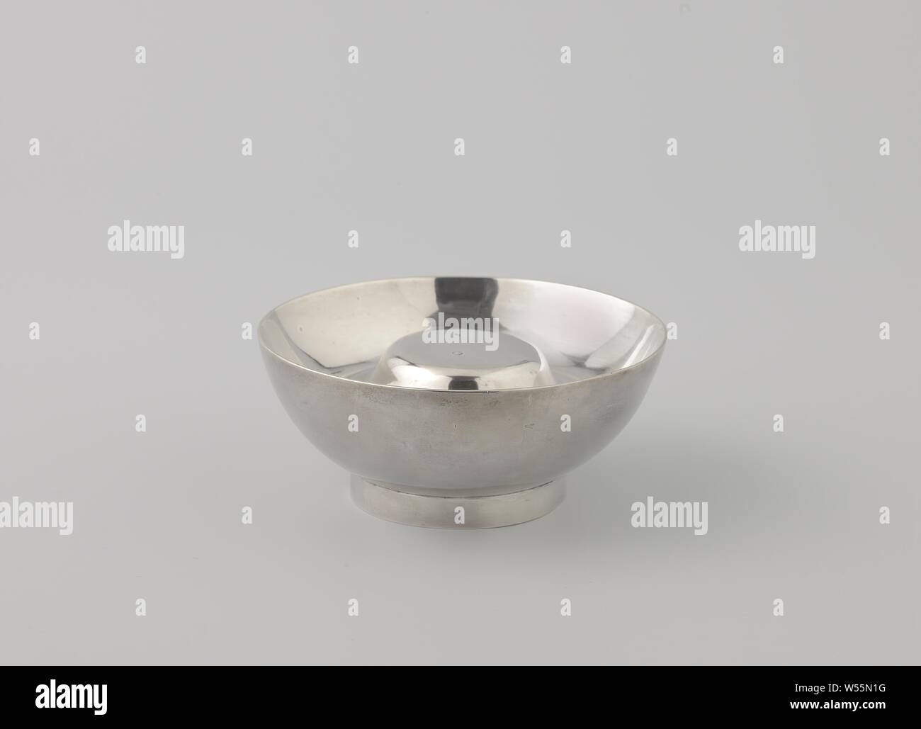 Wine tasting dish, smooth, with arched bottom, The round, bowl-shaped dish rests a straight-walled stand ring. The curved interior has a round raised in the middle. The space between this elevation and the convex bottom provided within the stand ring is hollow. The bottom is not only soldered along the outer edge but also secured with a screw. A monogram, probably of the letters TPdL, is engraved on the underside of the bottom., Wijnand Warneke (attributed to), Amsterdam, 1778, silver (metal), h 4.5 cm × d 11.0 cm × w 168 Stock Photo