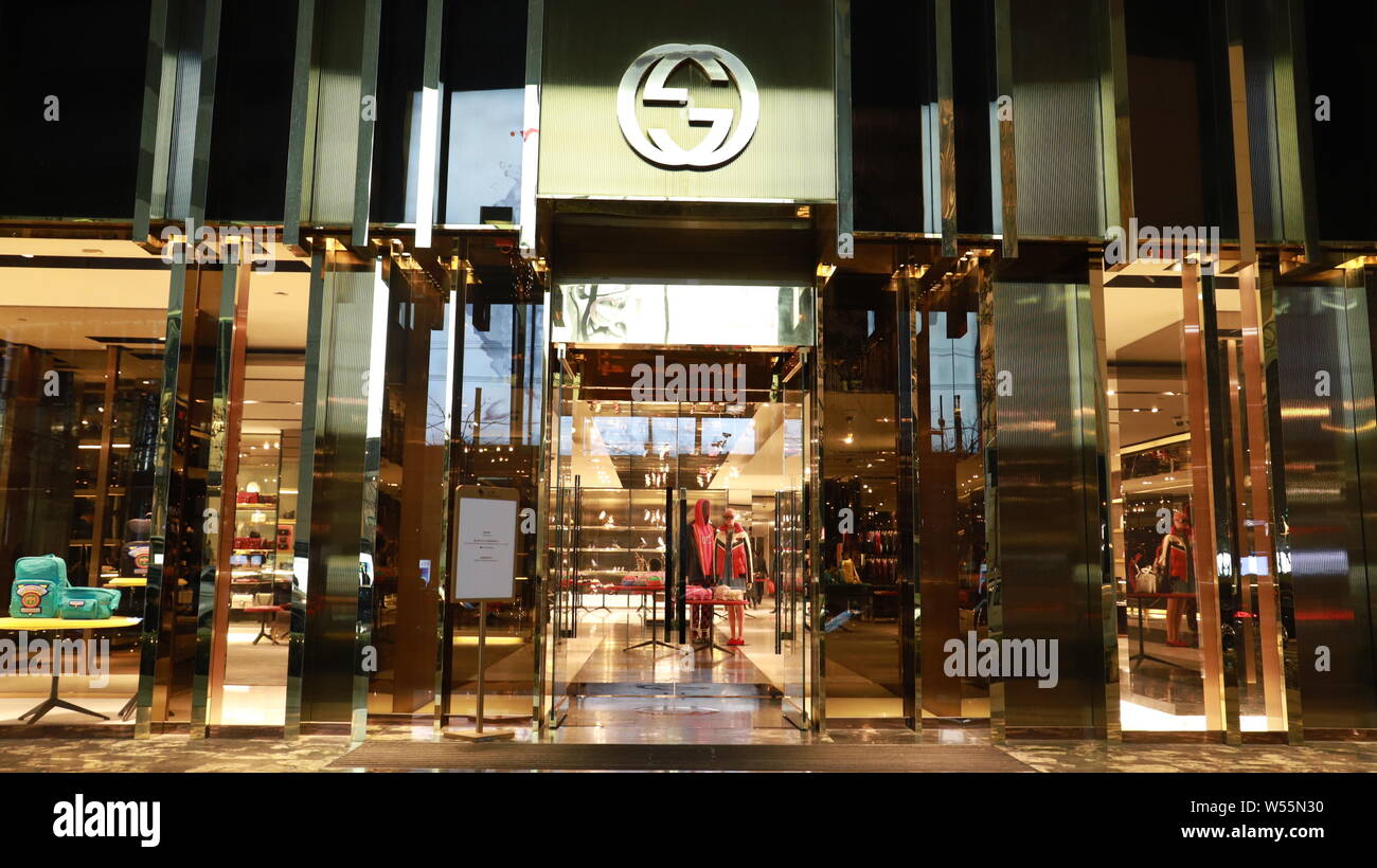 SHOWCASE OF GUCCI FASHION BOUTIQUE Stock Photo - Alamy