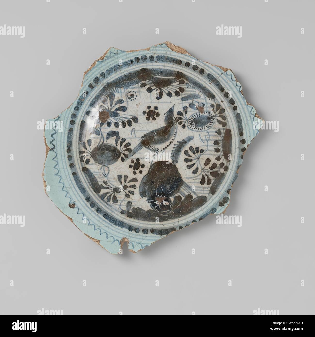 Saucerdish of earthenware with lead glaze on the underside and on the