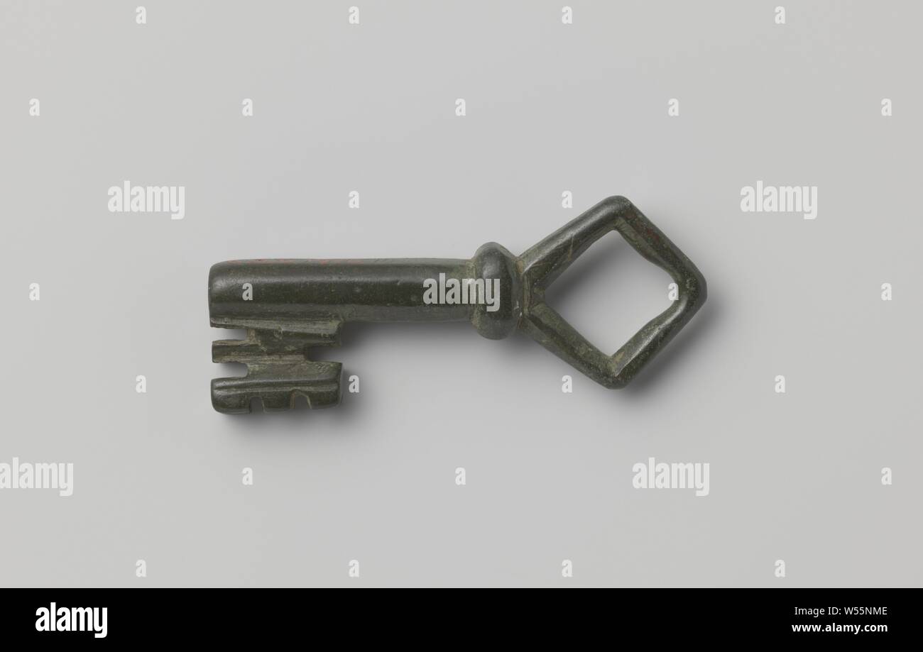 39 keys, Pipe key, Pipe key with eye, consisting of a square that is