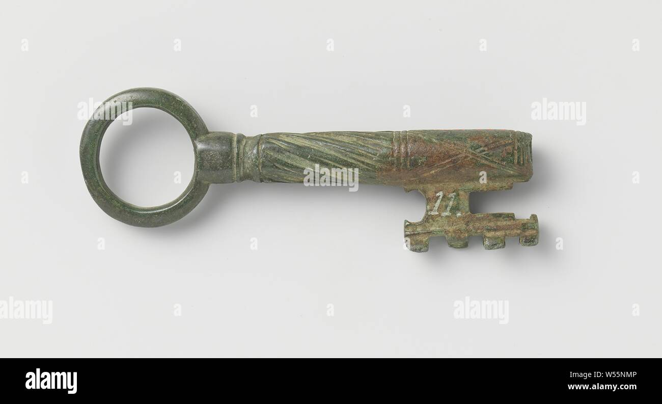pipe key, pipe key with ring-shaped eye and a shaft adorned in the middle by slanted cannelures and at the bottom by crossed and parallel grooves., bronze (metal), h 10.6 cm × w 3.4 cm Stock Photo