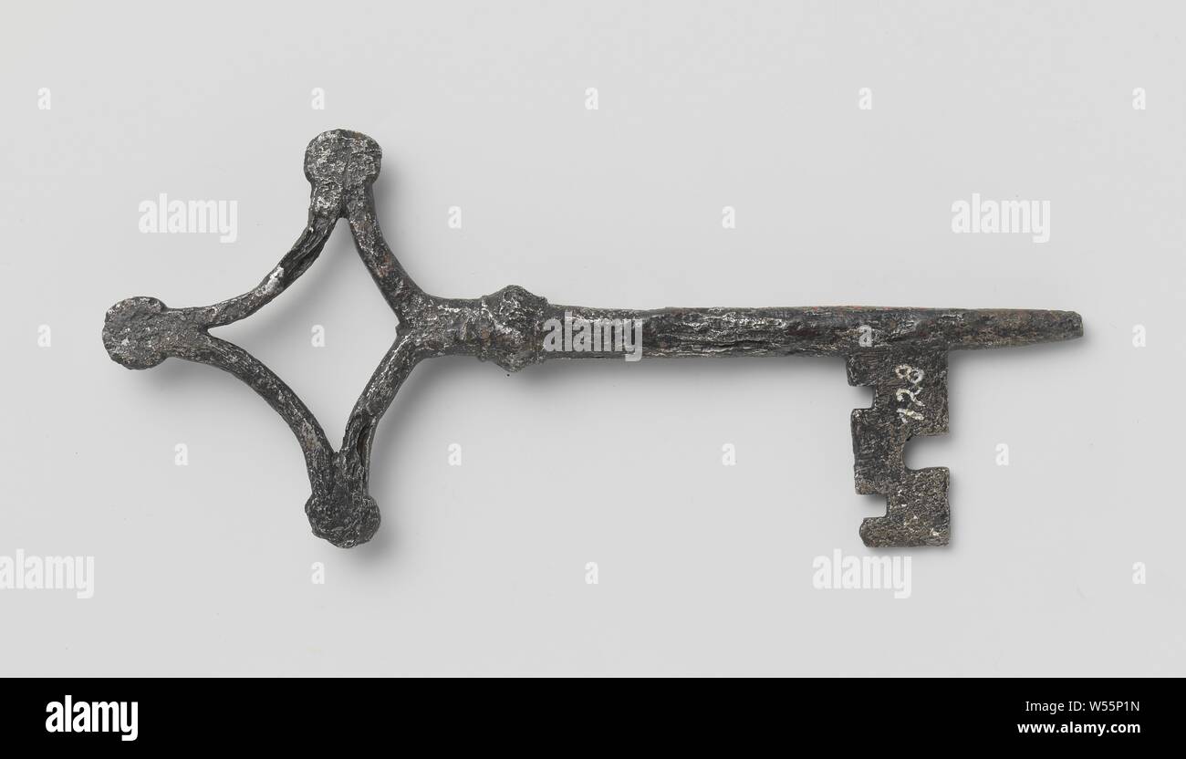 39 keys, key whose handle is somewhat diamond shaped, with concave sides. A scallop shell is placed on the three corners. The shaft that has a nodus under the grip runs into spitts under the beard., anonymous, c. 1400 - c. 1500, iron (metal), h 19.2 cm × w 8.2 cm Stock Photo